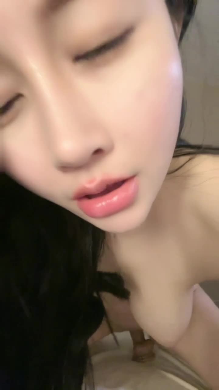 #头像是本人 极品白嫩巨乳御姐开档黑丝高跟道具骑乘一脸骚样
