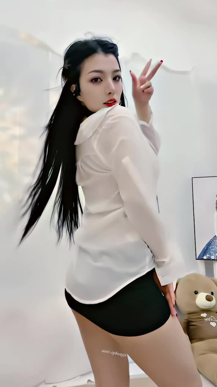 #杨晓花 2025年新流，青春无敌，抖音风艺校美少女 定制福利，露脸露点，各种热门BGM裸舞 其他视频在评论区