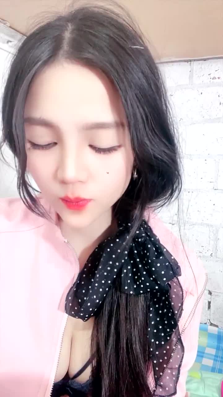 #妩媚的琪宝 很骚，很刺激 各种制服黑丝诱惑 颜值身材无敌，吐舌诱惑 性感裸舞 道具自慰！