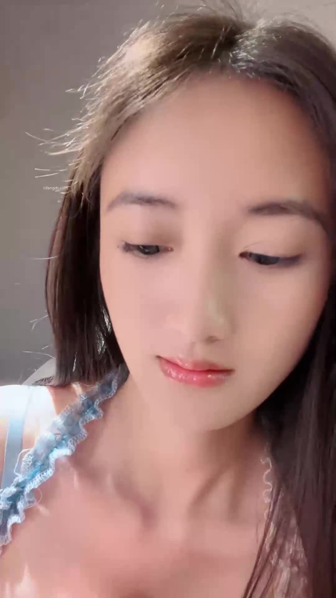 #奶思呀 颜值女神，这颜值杠杠的 美乳白皙长腿，特写骚逼，跳蛋自慰