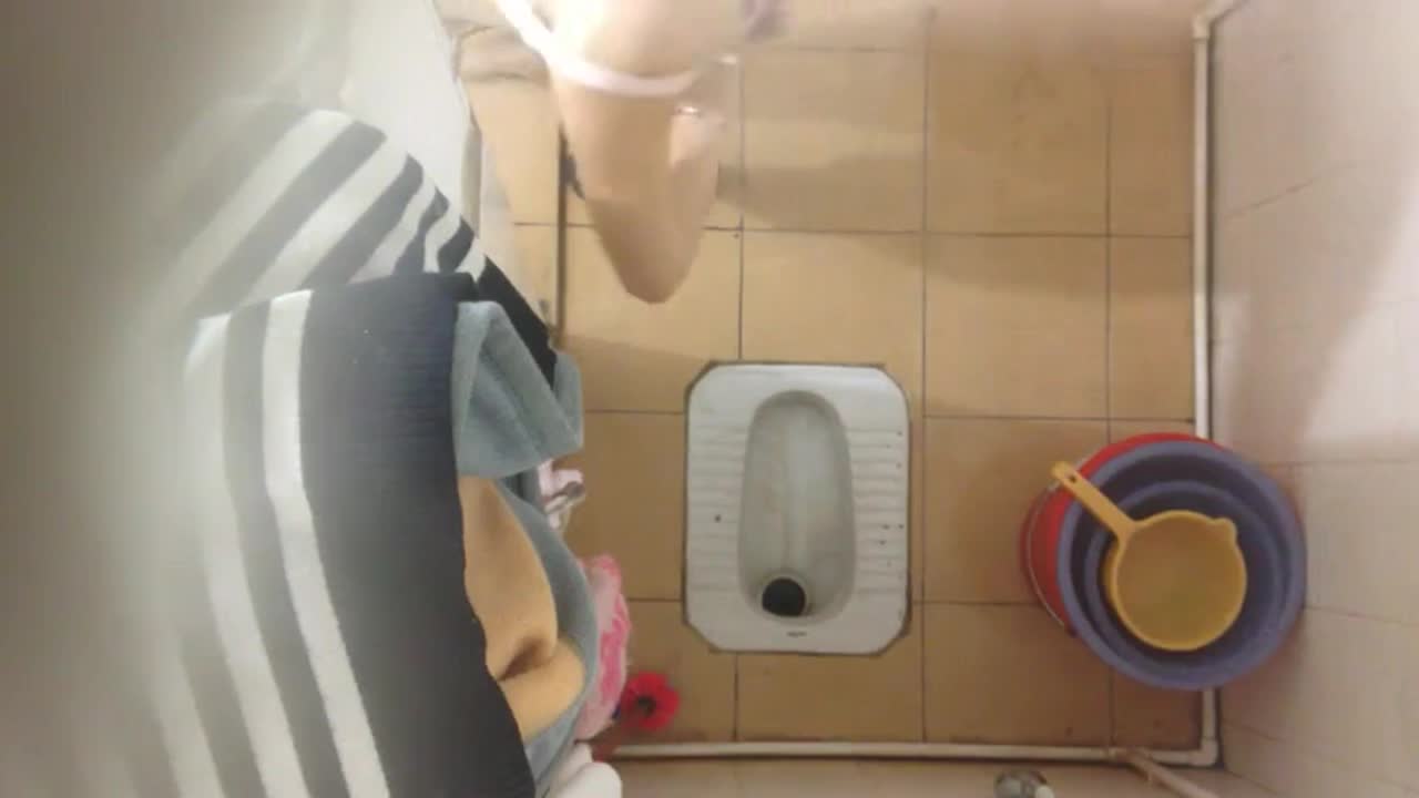 咸湿房东浴室偷装摄像头偷拍 大胸女租客打工妹脱光光拉粑粑后一边唱歌一边洗澡