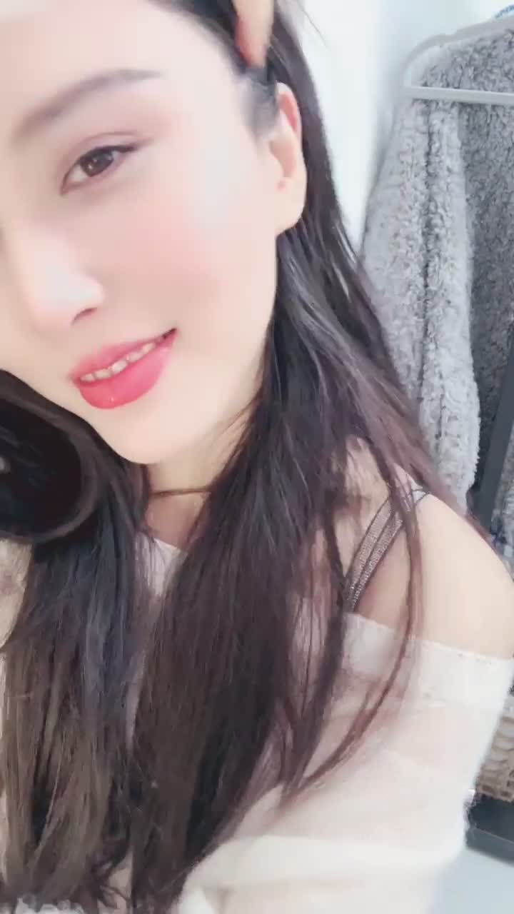 #栀夏 气质女神! 好骚~好漂亮~抠穴道具自慰~白浆直流! 我昨晚看了1小时左右的录播，开始时也是觉得很惊艳，笑容很迷人很妖冶，但过了一会儿发现她就像个台词只有几句的机器人，一直说让观众「刷啊」、「刷礼物私聊」等让人消费的话。这样让她撒娇发嗲的动作表情就变成了扭捏，没有服务精神，不愿与观众交流，非常贫乏无聊。