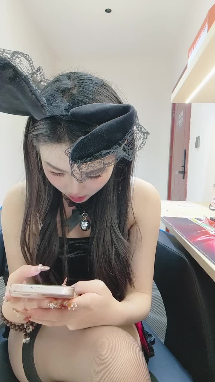 #梨梨梨梨 邻家嫩妹性感制服吃鸡后入干炮 真羡慕男主啊，能操到这么极品的妹子