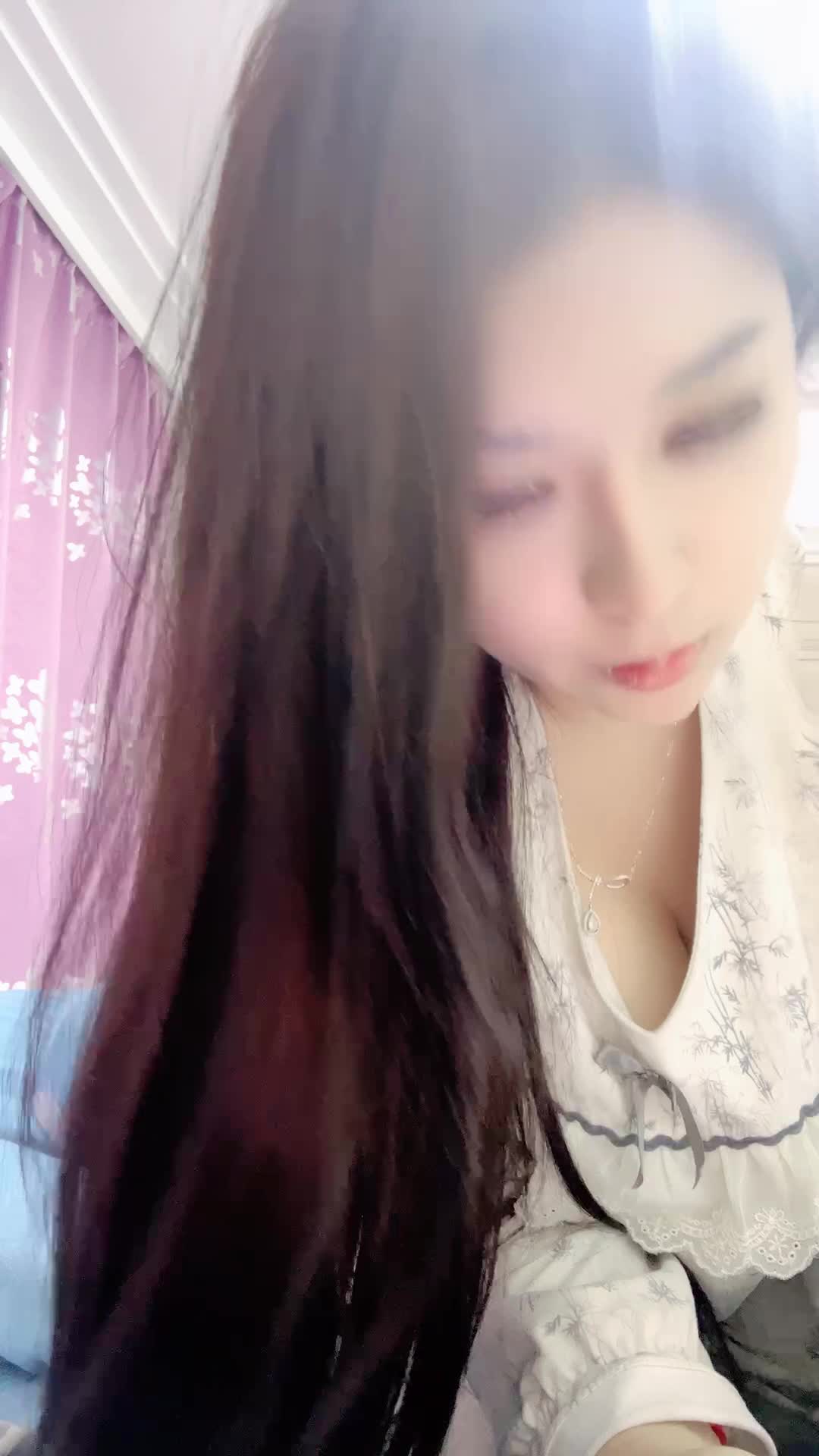 #珊宝 爆乳御姐上帝视角掀衣漏奶翘臀肥逼