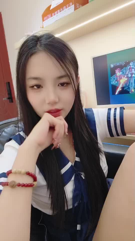#梨梨梨梨 邻家嫩妹性感制服吃鸡后入干炮 真羡慕男主啊，能操到这么极品的妹子