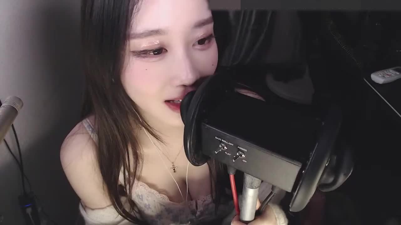 #轩子巨2兔 #ASMR 25年1月26直播 美腿踩脸 白丝吊带 诱惑全场  会员独享