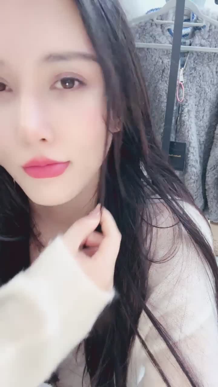 #栀夏 气质女神! 好骚~好漂亮~抠穴道具自慰~白浆直流! 我昨晚看了1小时左右的录播，开始时也是觉得很惊艳，笑容很迷人很妖冶，但过了一会儿发现她就像个台词只有几句的机器人，一直说让观众「刷啊」、「刷礼物私聊」等让人消费的话。这样让她撒娇发嗲的动作表情就变成了扭捏，没有服务精神，不愿与观众交流，非常贫乏无聊。