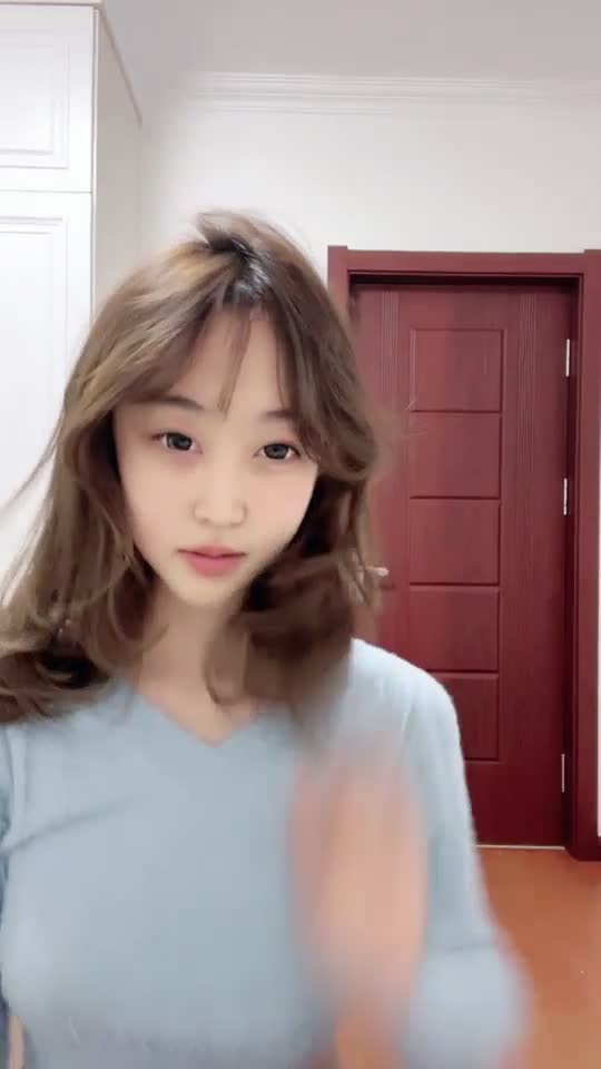 #18岁大一在校生 年纪看上去确实挺小 颜值很不错 清纯校花! 超反差~裸舞~道具自慰~爽!