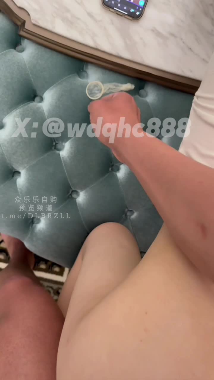 5月新档】推特68万良家杀手「我的枪好长」《痴淫少妇》把阴茎插到少妇身体的最深处，爽得她两脚朝天！鸡鸡都干出血了
