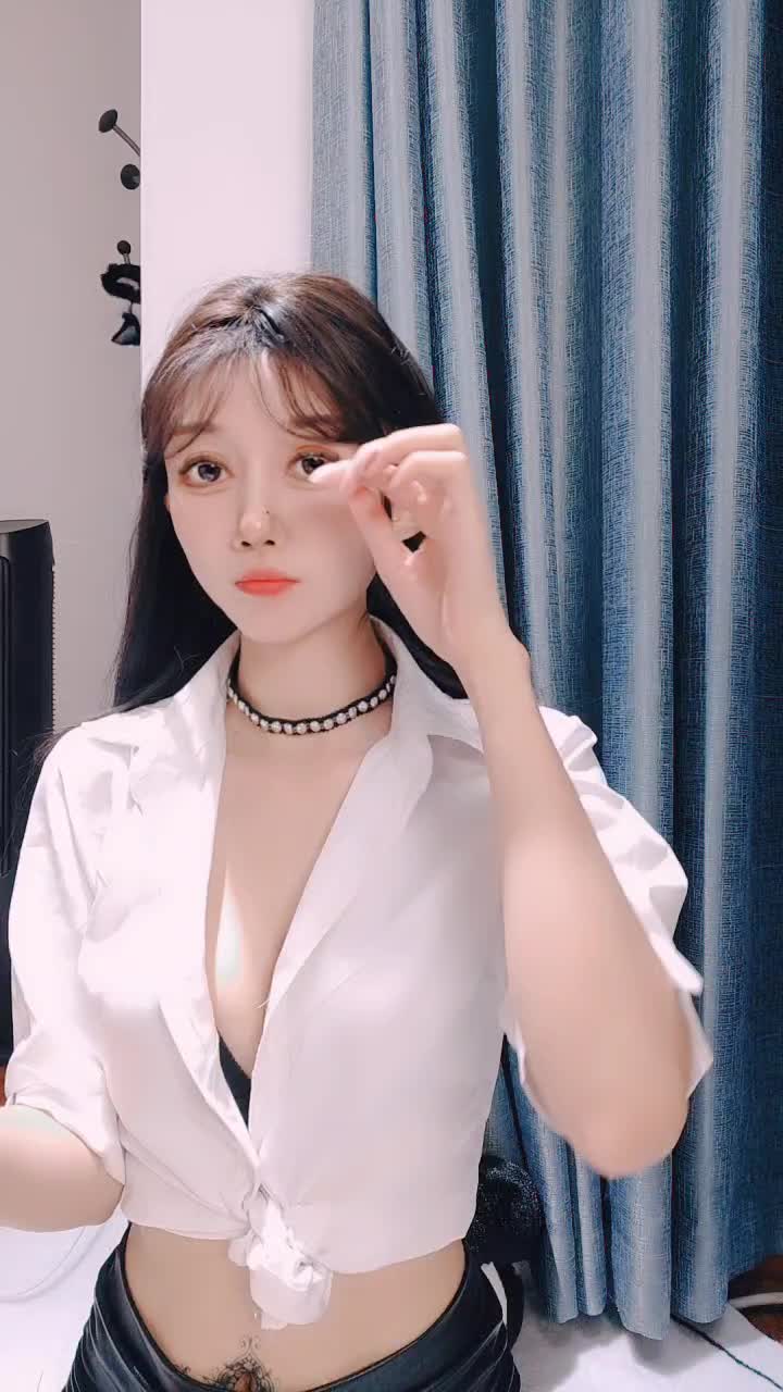 #权欲茶茶 七彩虹主播 她播了一年多了 真的挺敬业 很难得看到这么漂亮的 颜值 身材 大长腿 是真的不错                  全平台最强大TG资源搜索工具：点击下方按钮，进行搜索                     资源搜索1