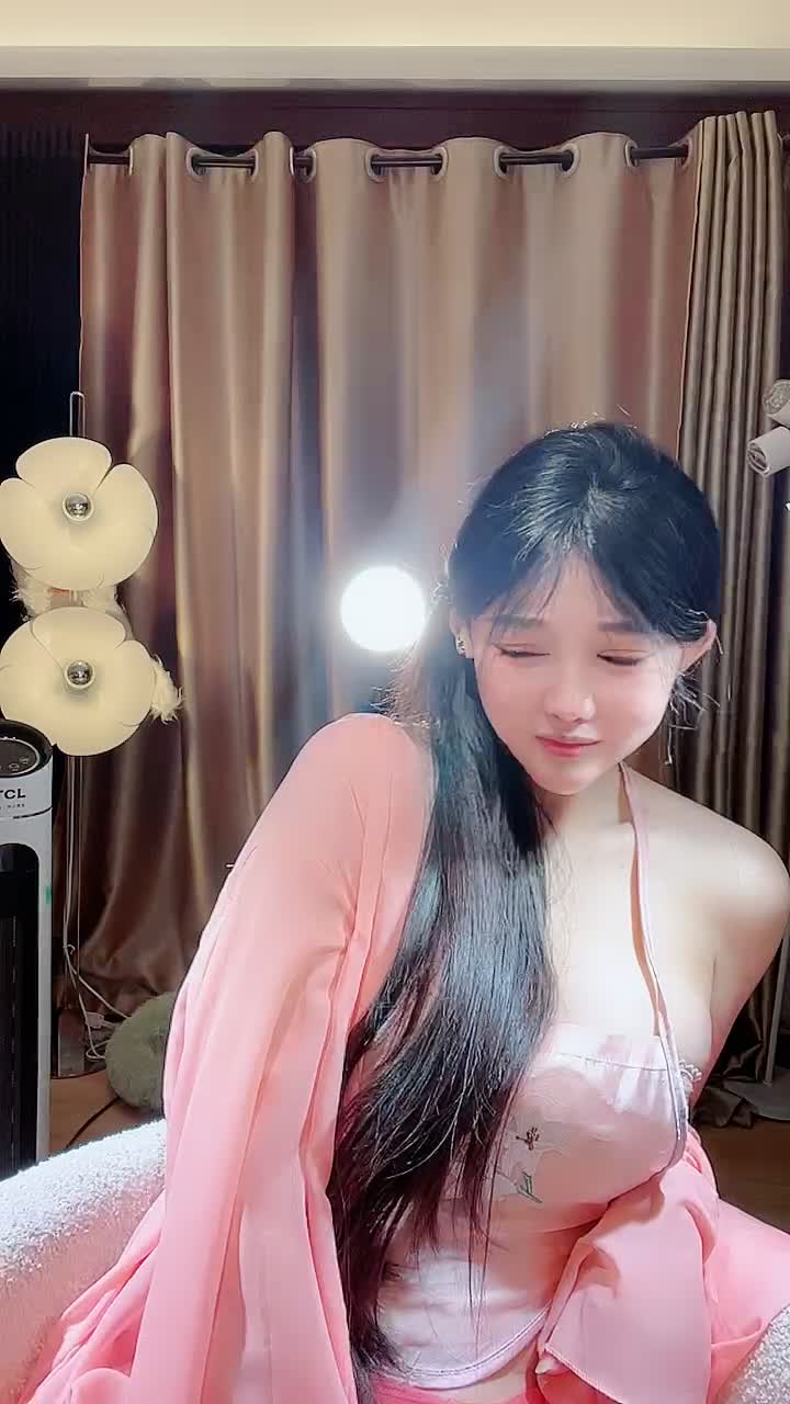 #小宝儿a 高颜女神唯美古风肚兜裸舞跳弹狂震乳液洗奶