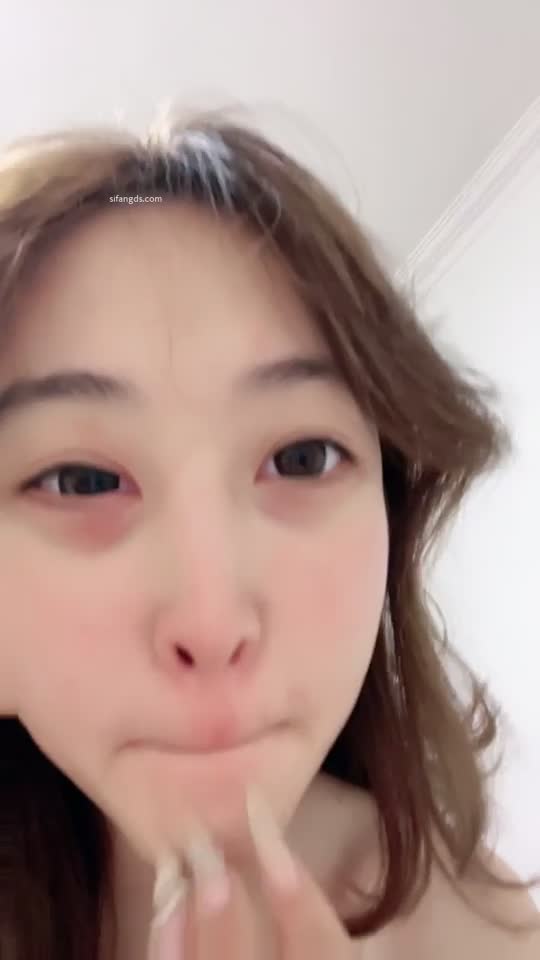 #18岁大一在校生 年纪看上去确实挺小 颜值很不错 清纯校花! 超反差~裸舞~道具自慰~爽!