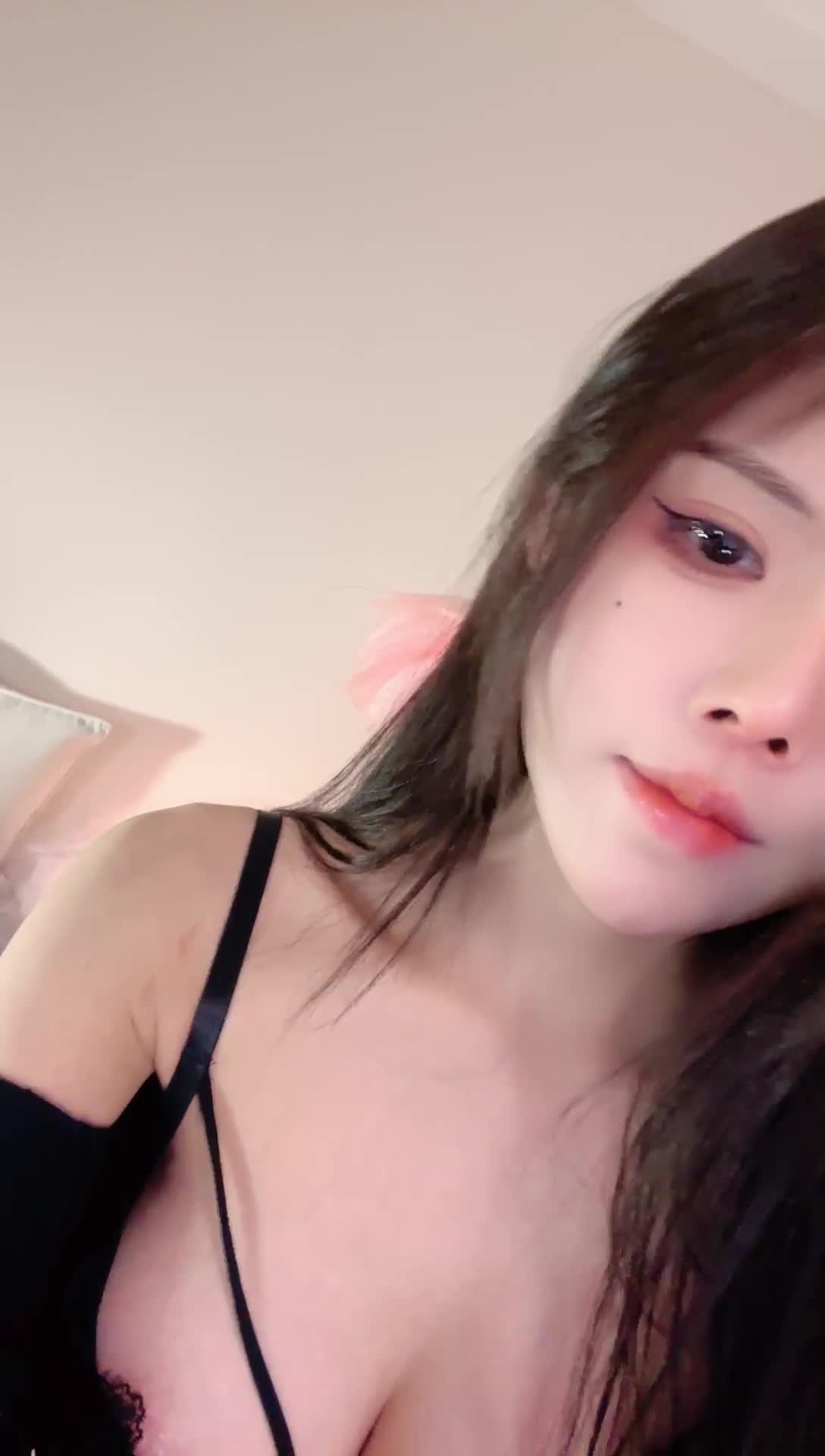#曦瑶 顶级外围名媛女神下海，美到让人惊叹，身材和颜值都是天花板级的存在，高冷女神明星范，秒杀网红人间尤物，情趣红色肚兜，帝王般的享受，秒射
