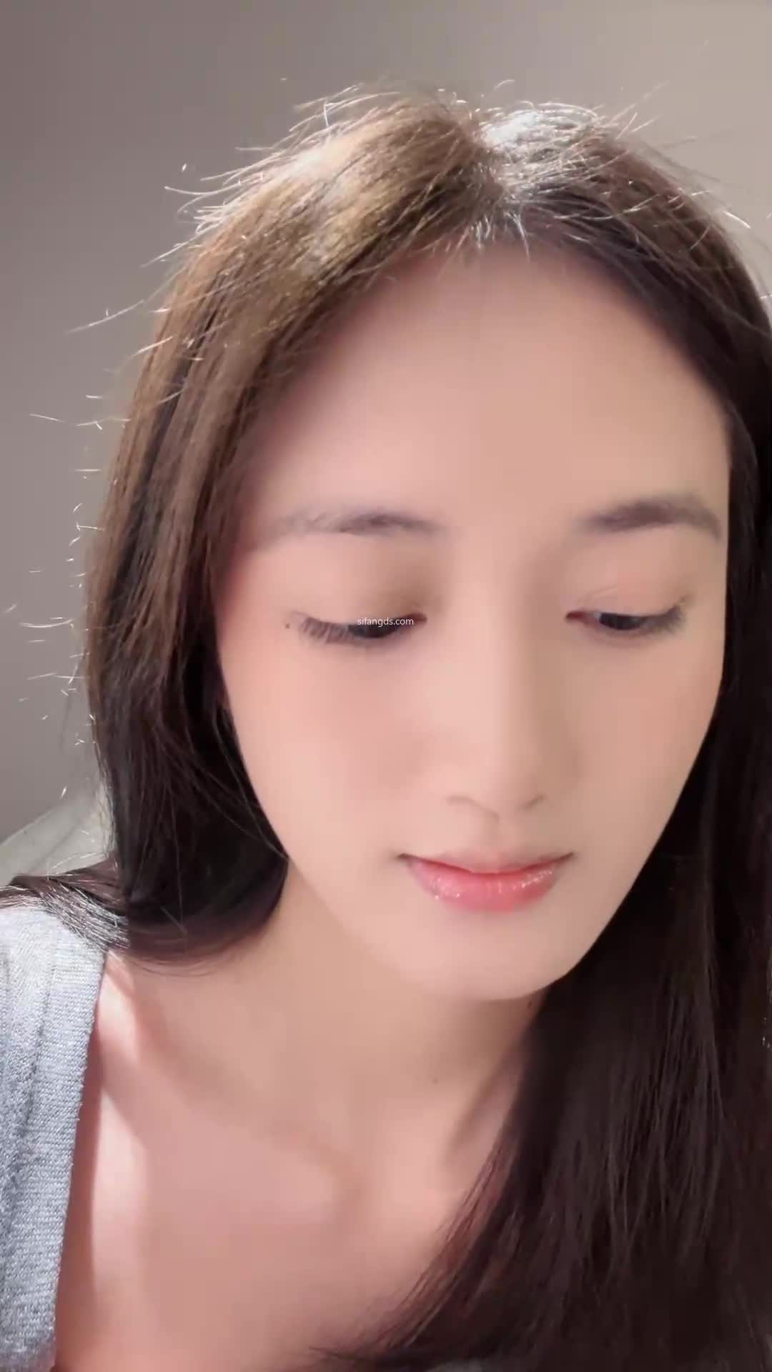 #奶思呀 颜值女神，这颜值杠杠的 美乳白皙长腿，特写骚逼，跳蛋自慰