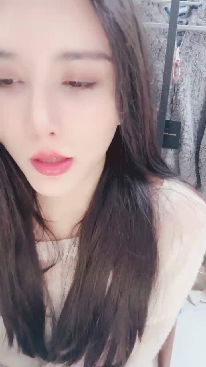 #栀夏 性感女神 超极品 盛世容颜~肤白貌美大美B 揉逼道具自慰 正常直播的时候是露脸 自慰的时候没有露脸 有点可惜