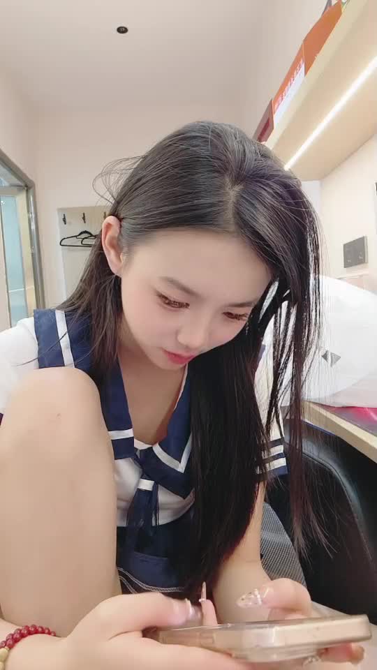 #梨梨梨梨 邻家嫩妹性感制服吃鸡后入干炮 真羡慕男主啊，能操到这么极品的妹子