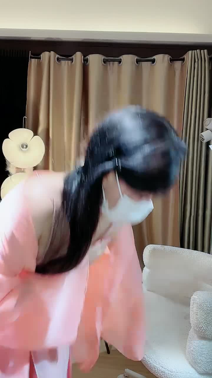 #小宝儿a 高颜女神唯美古风肚兜裸舞跳弹狂震乳液洗奶
