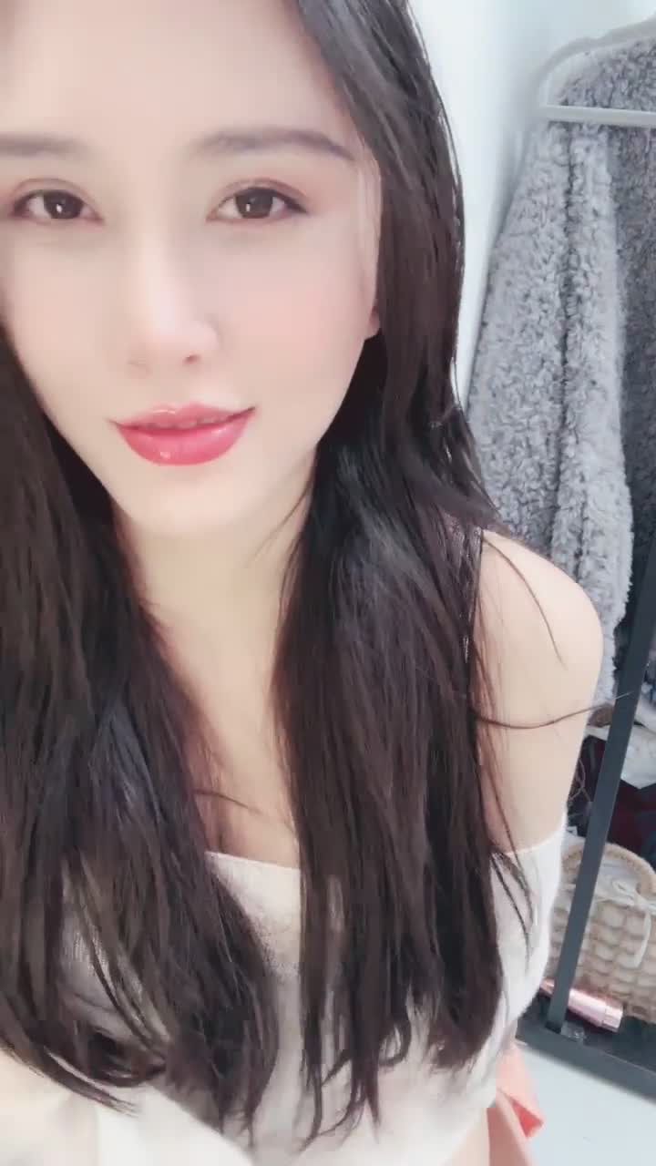 #栀夏 气质女神! 好骚~好漂亮~抠穴道具自慰~白浆直流! 我昨晚看了1小时左右的录播，开始时也是觉得很惊艳，笑容很迷人很妖冶，但过了一会儿发现她就像个台词只有几句的机器人，一直说让观众「刷啊」、「刷礼物私聊」等让人消费的话。这样让她撒娇发嗲的动作表情就变成了扭捏，没有服务精神，不愿与观众交流，非常贫乏无聊。