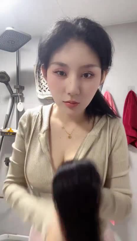 #小野猫 99年兼职外围女神的一天，同城约炮开车上门服务，土豪富二代赴约，被偷拍，不过瘾再自慰