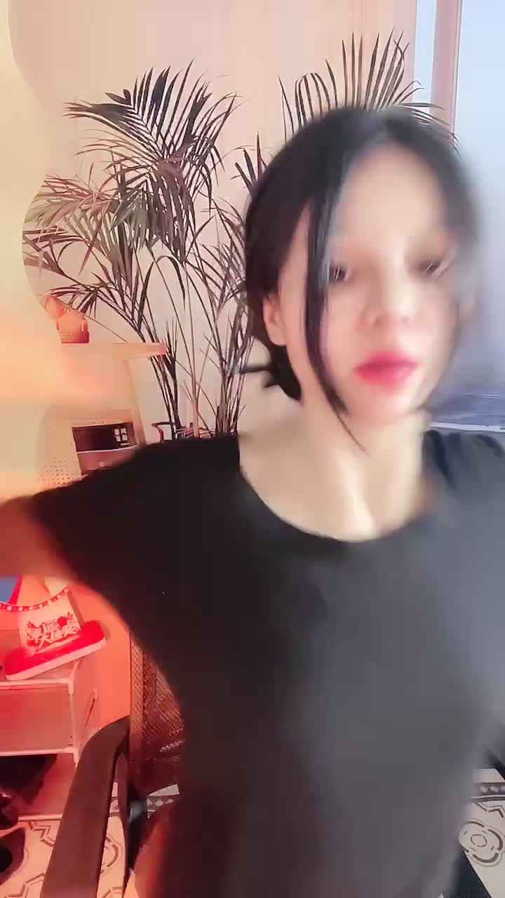 #小少妇以下海 2025年4月新人 ，舞蹈御姐， 超骚~超漂亮~道具自慰~尿尿，甜美可人标准的校园女神长相
