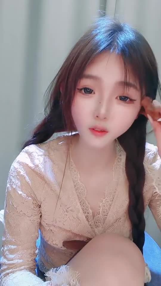#小馋猫 抖音网红女神下海，好美啊，绝对让你一眼爱上，真是个超级反差的极品尤物，嫩的很全脱