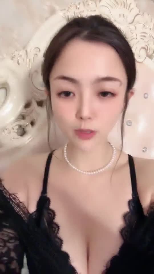 #少妇妙妙 新人御姐，颜值高妩媚撩人，闺房中舞动曼妙身姿，粉嫩的大白兔，自慰骚穴湿漉漉