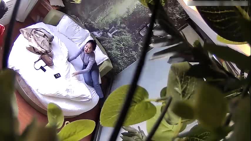 特色酒店偷拍气质漂亮的大胸美女少妇