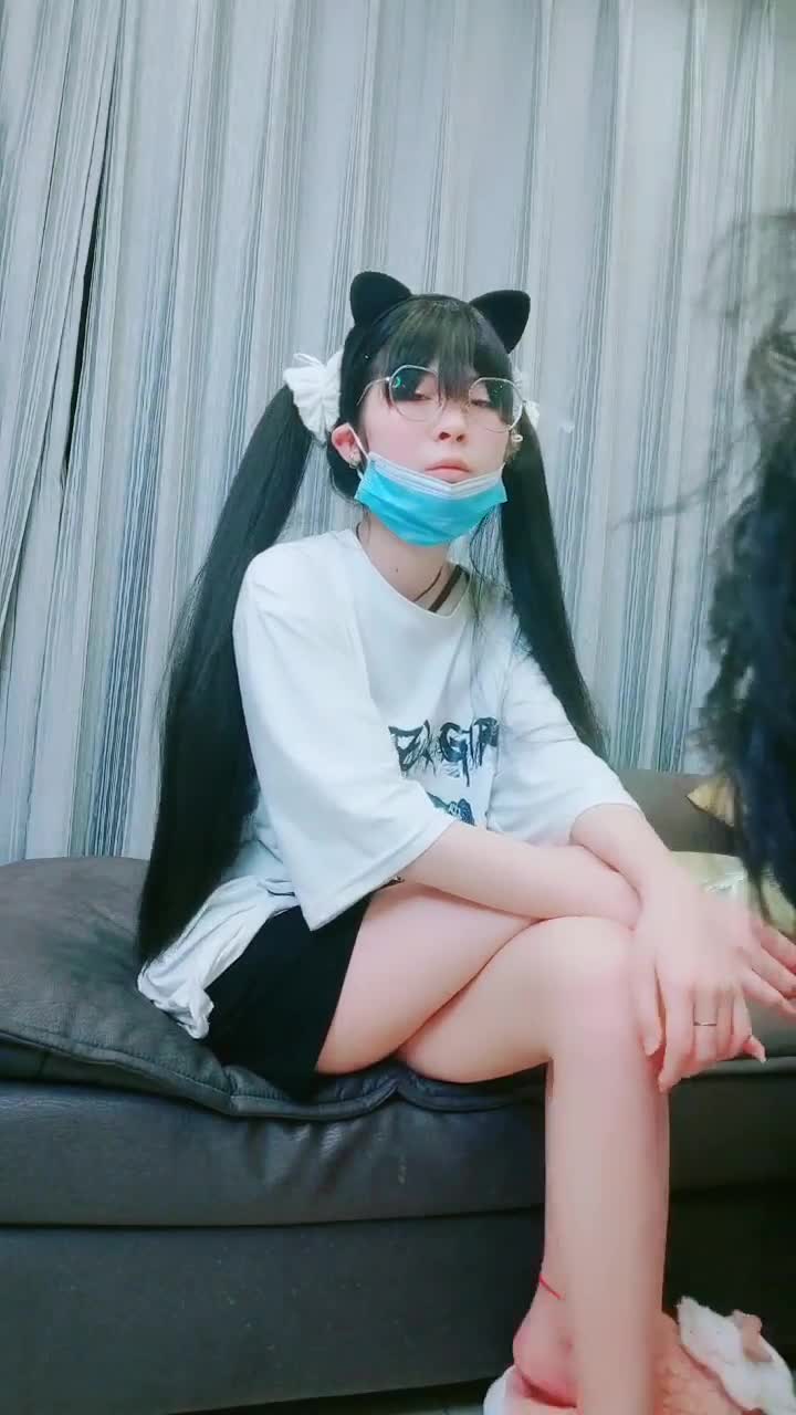 你的专属小女友超嫩萌妹3P，天天被两小哥哥操，深喉插嘴假屌爆菊花，两根JB一起舔，前面口交后入美臀