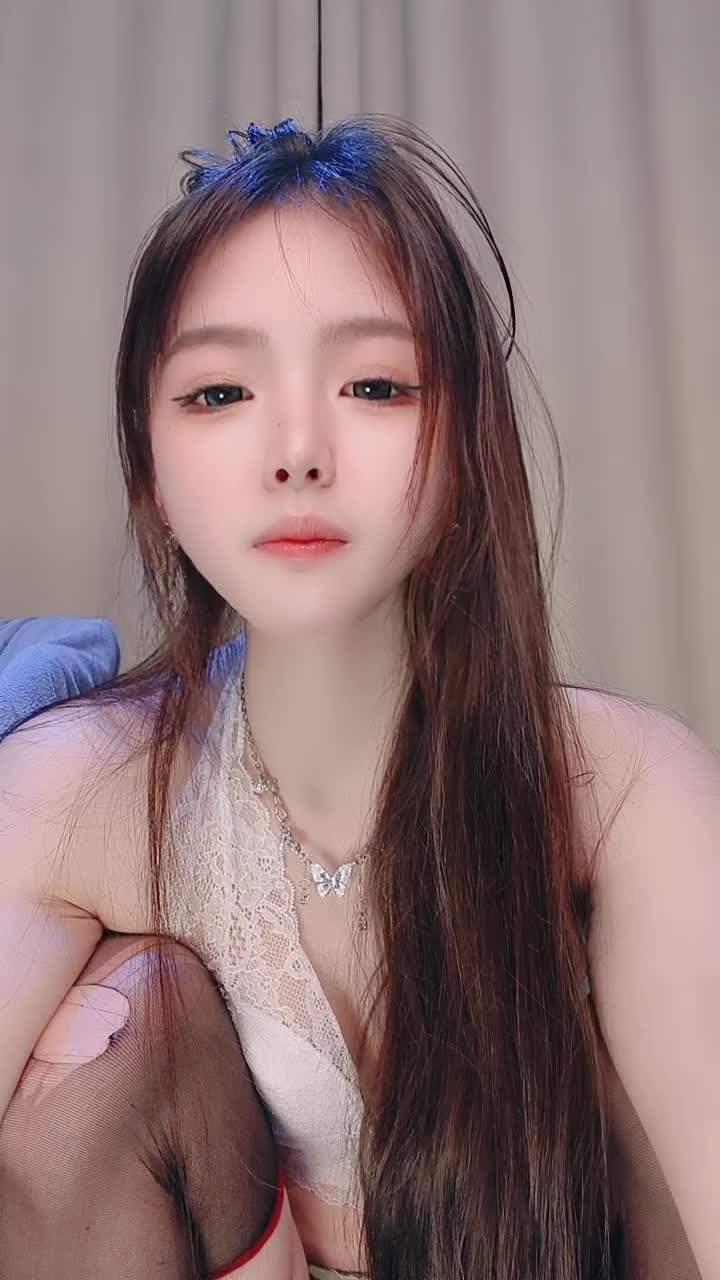 #䒕懒猫 #七彩虹主播 高颜值小萝莉 粉嫩小穴 自慰潮喷