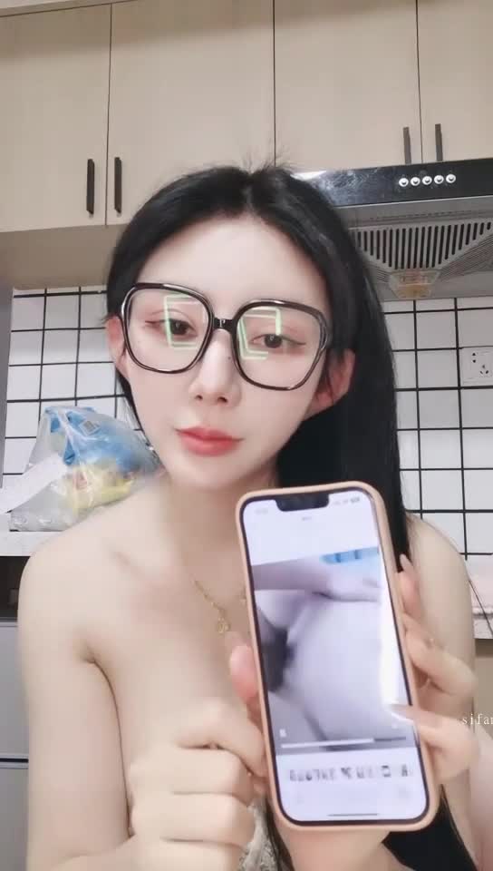 #小野猫 最近很出名 这么美也下海了 顶级美乳 裸坐灶台道具自慰 真的是十个眼镜九个骚，奶子还不小