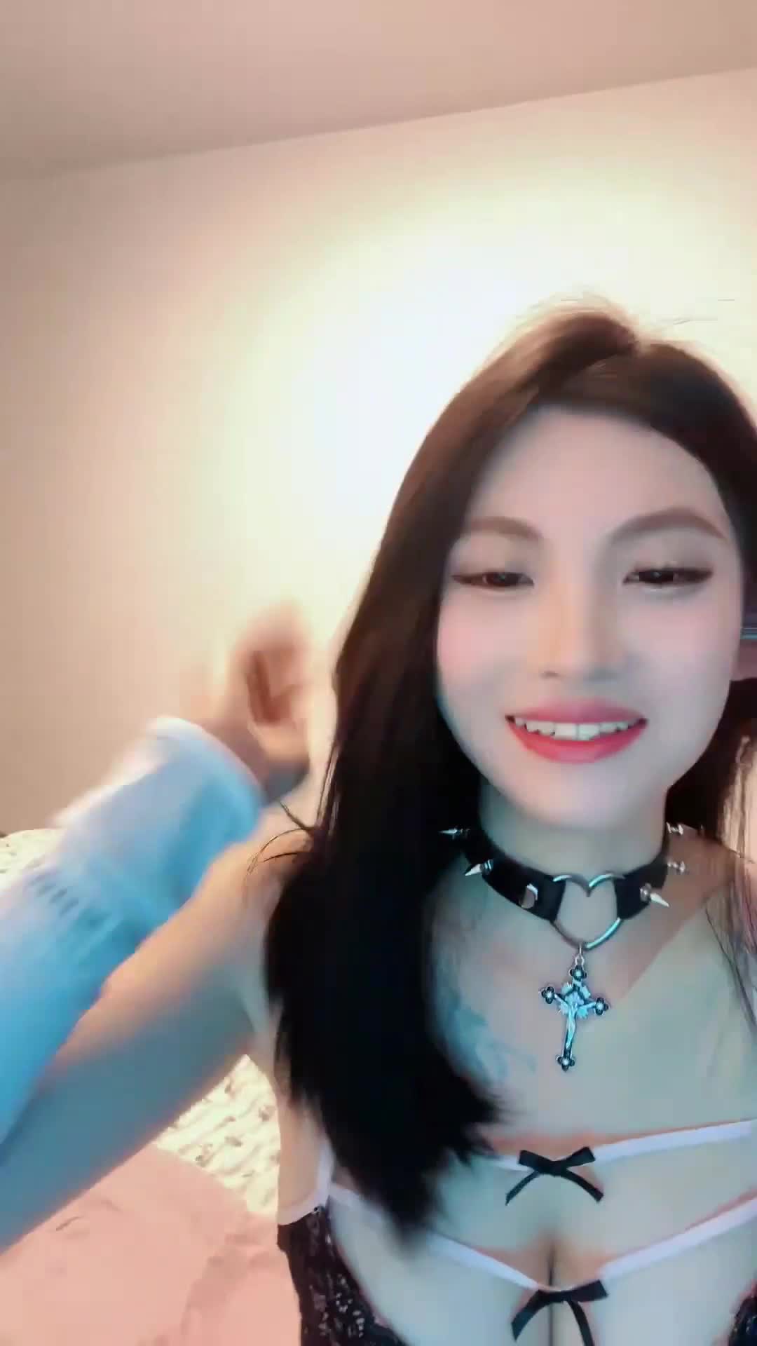 颜值爆了 #无敌七酱 圆润丰满 神级美乳 白虎屄 这颜值确实不赖 画质有点低 尺度也不是很大