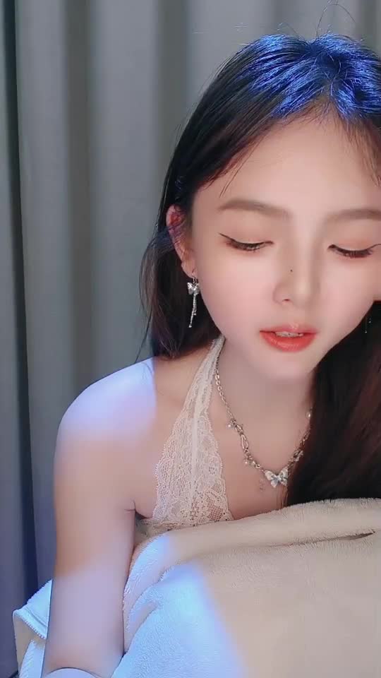 #小馋猫 抖音网红女神下海，好美啊，绝对让你一眼爱上，真是个超级反差的极品尤物，嫩的很全脱