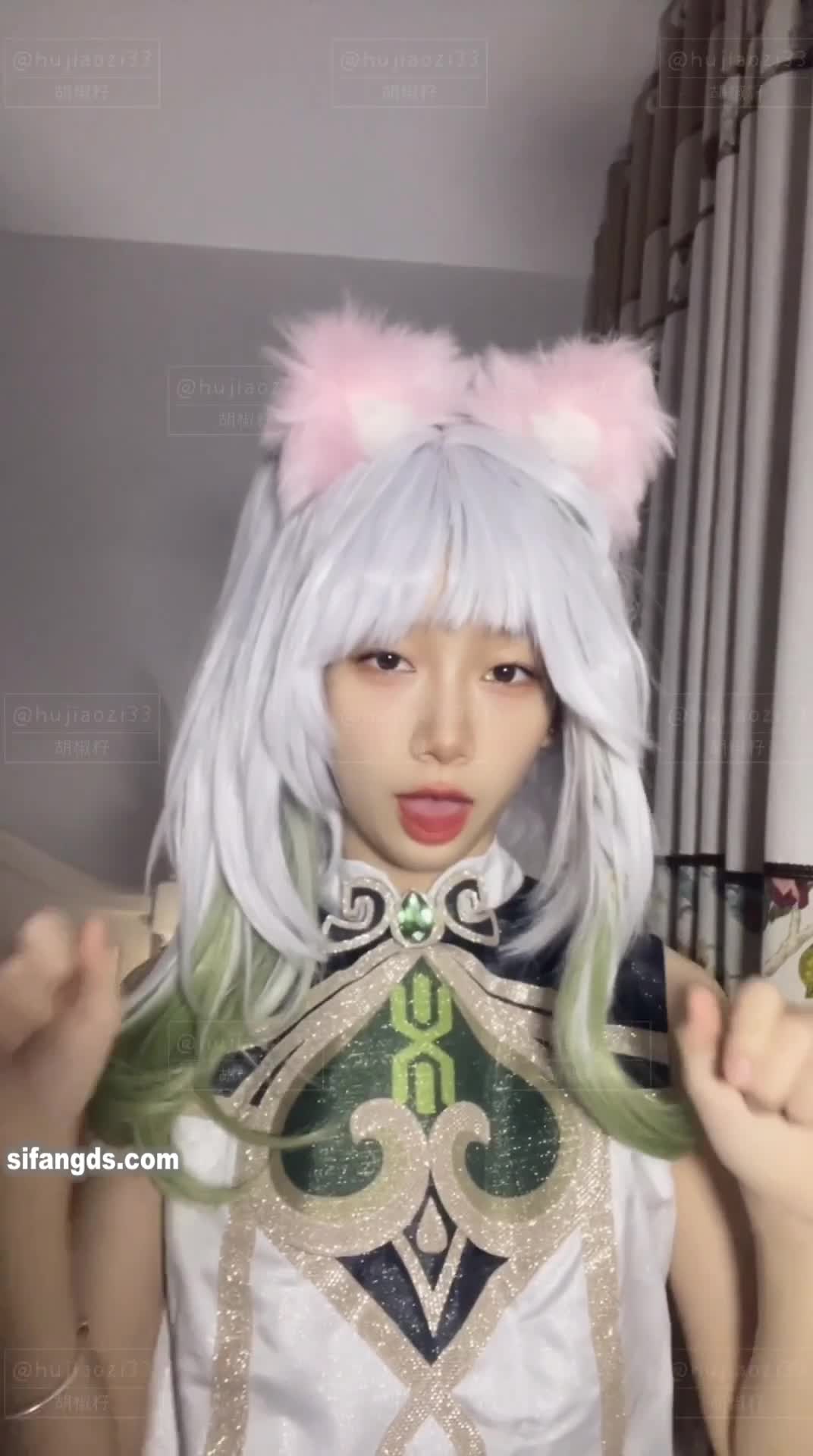 最新高价定制分享极品反差女大生04年清纯小姐姐【胡椒仔】露脸私拍各种COSER裸体骚舞大号道具紫薇脸逼同框#胡椒仔 #福利姬 #露脸 #cos