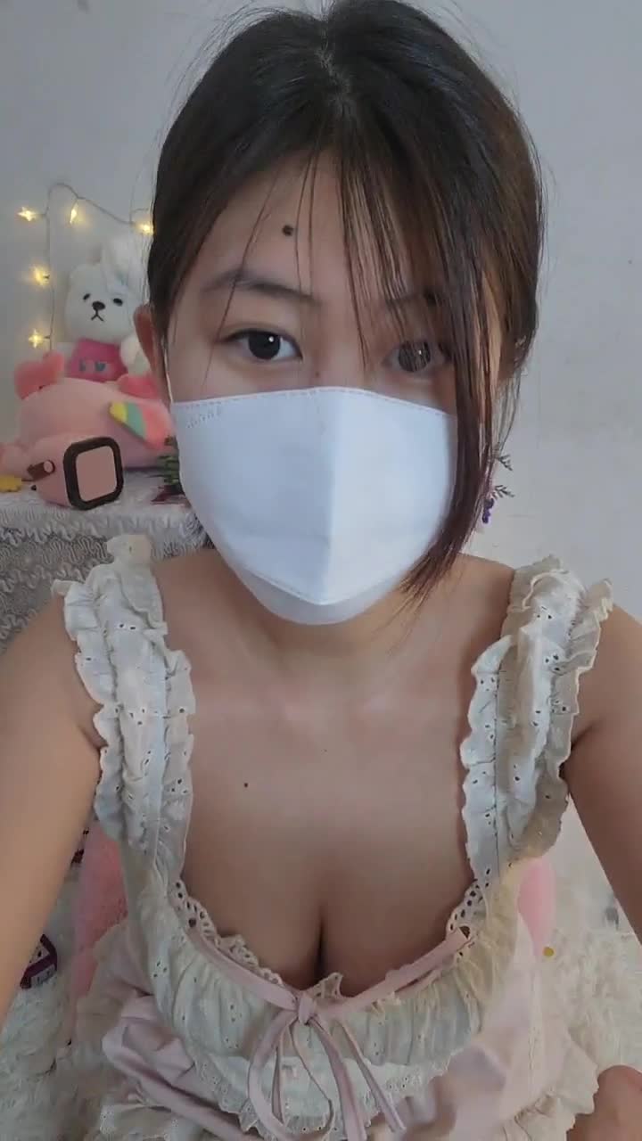 #18岁纯妹妹 新人，清纯学生妹，标准的甜妹儿，还有一副好身材，大奶子粉穴翘臀，9小时大放送