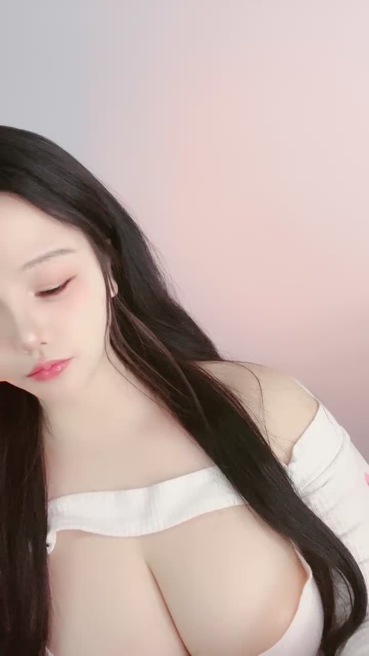 #炮架尤物 颜值女神~G奶爆乳~肥臀馒头逼~揉逼揉胸自慰 群友说更新点大奶的 这个奶 应该喜欢了吧 又大又白 应该是纯天然的