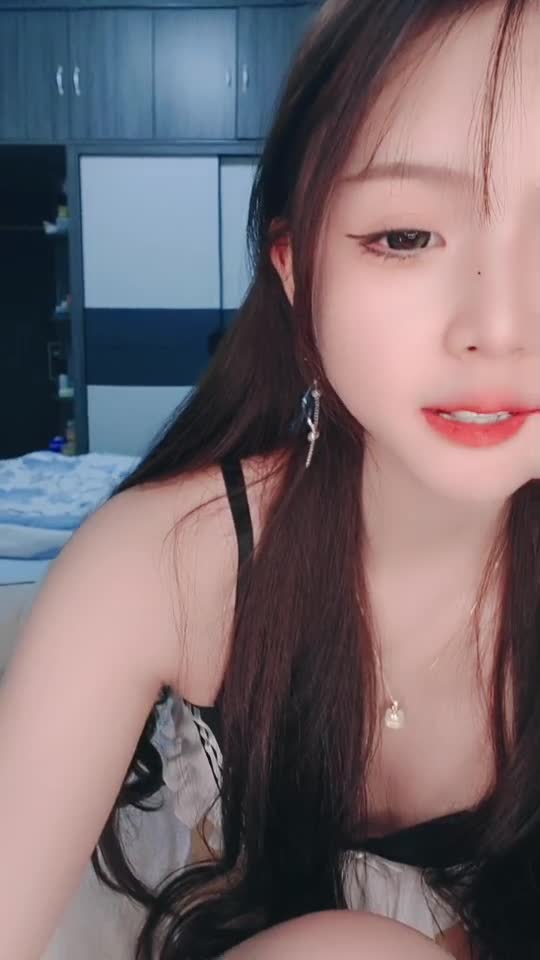 #䒕懒猫 #七彩虹主播 高颜值小萝莉 粉嫩小穴 自慰潮喷