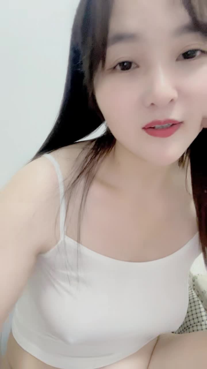新人下海文静美少妇！应观众要求秀一波！撩下背心露奶子，揉搓阴蒂手法熟练点此查看更多