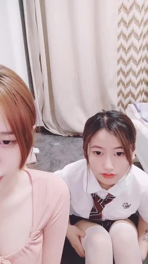 #颜宝 清纯美少女和闺蜜双女秀，白嫩极品美乳，粉嫩小穴道具互插