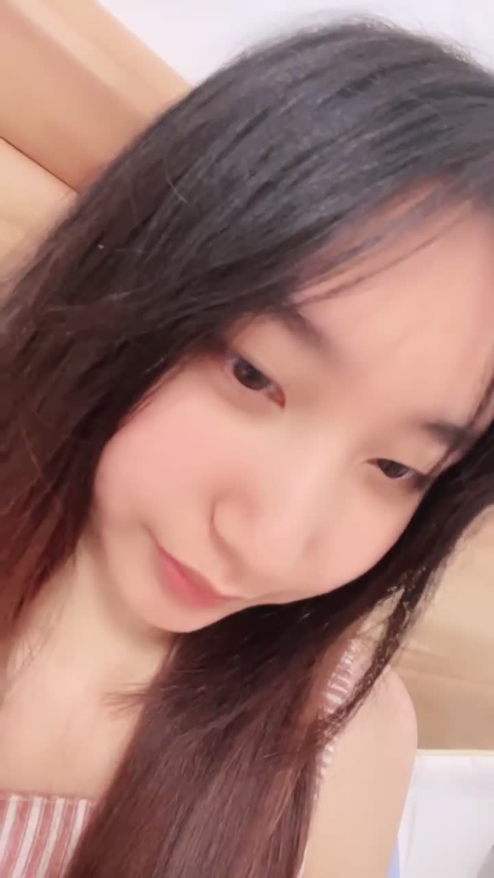#陈小鱼 新人，学生妹，清纯校花类型，甜美可爱三点全露，粉穴直接怼到镜头上，很诱惑的小仙女