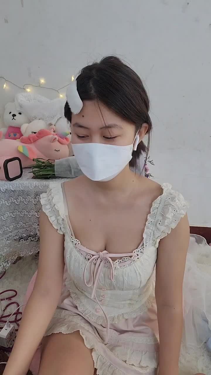 #18岁纯妹妹 新人，清纯学生妹，标准的甜妹儿，还有一副好身材，大奶子粉穴翘臀，9小时大放送