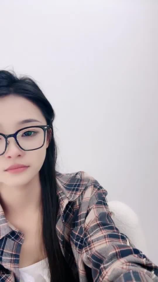 #米奇女孩 新秀！甜美的眼镜骚妹~ E奶爽乳 甩动~全裸掰逼~