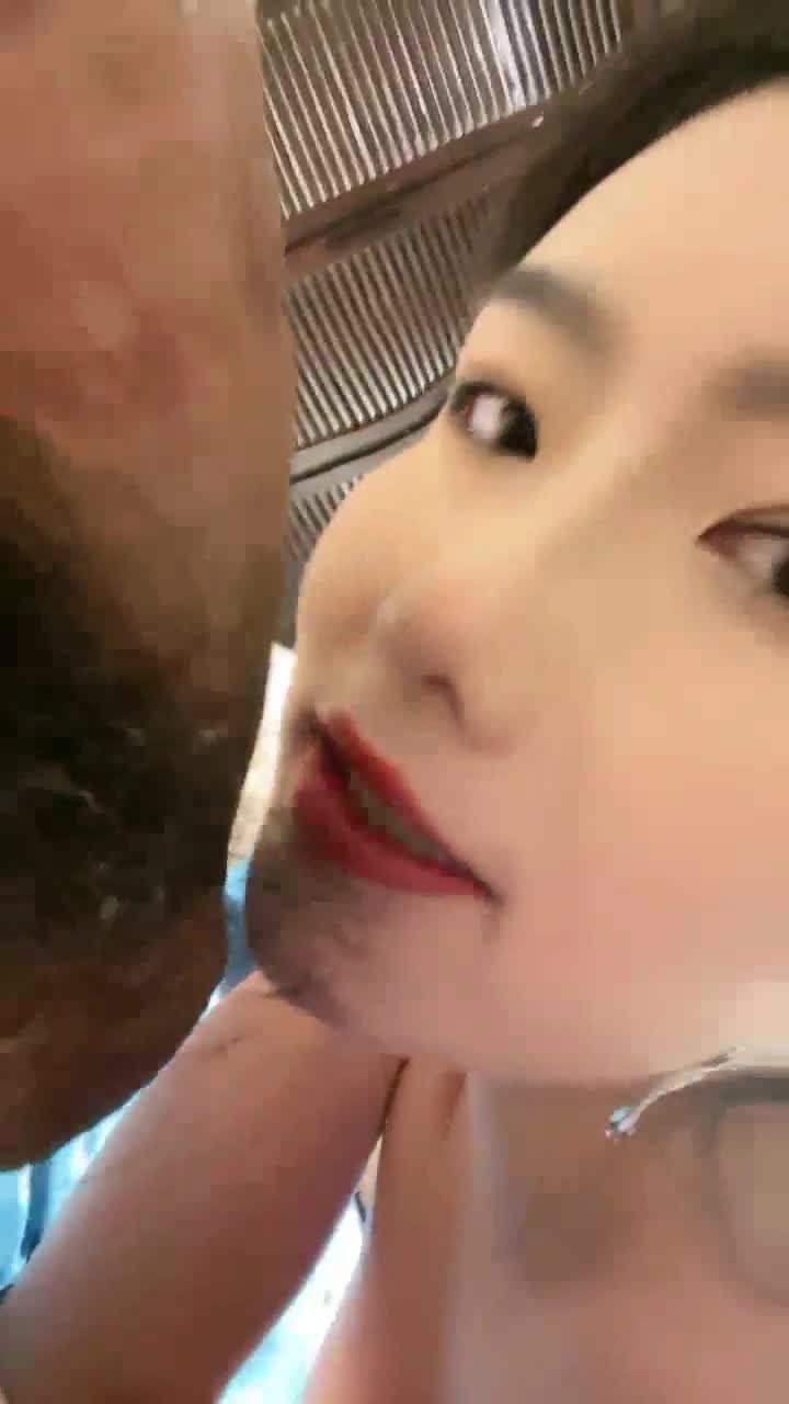 【#顶级车模】大胸小美女又纯又欲 被炮友干的欲求不满点此查看更多