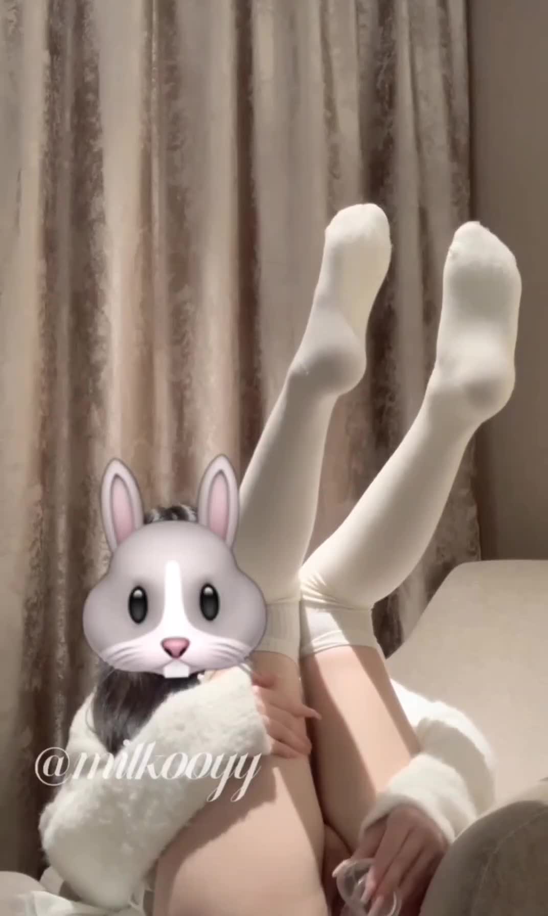 极品嫩乳嫩鲍清纯风JK花季少女。大肉棒自慰抽插小嫩穴。脱下沾满淫水爱液的小胖次，骑在大肉棒上弹力摇式抽插小粉穴，淫水声滋滋作响交杂着“恩恩”的娇喘声#推特 #福利姬 #少女 #白丝 #自慰
