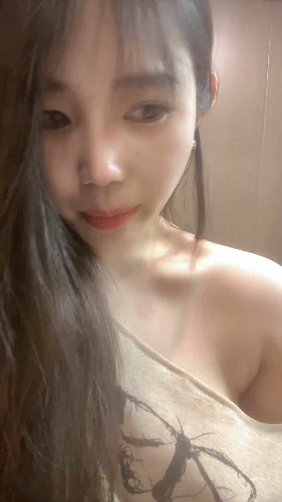 貌美御姐外表下的极品微胖酮体，疯狂腰臀小穴怼脸磨茎，蹭到高潮喷水真是极品敏感体质