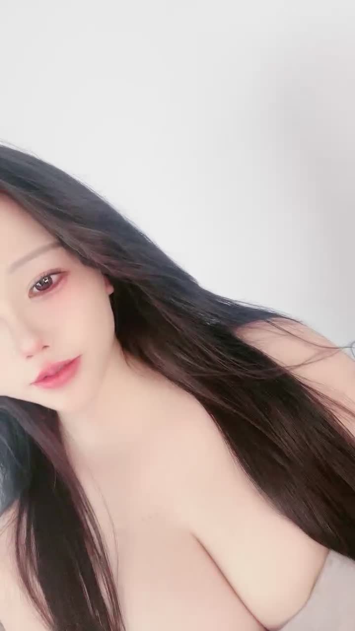 #炮架尤物 颜值女神~G奶爆乳~肥臀馒头逼~揉逼揉胸自慰 群友说更新点大奶的 这个奶 应该喜欢了吧 又大又白 应该是纯天然的
