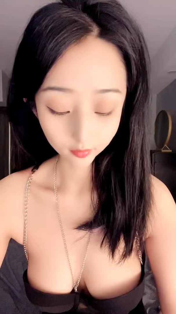 #菲菲 航空美女 穿着新买的情趣内衣诱惑狼友，听狼友指挥脱光光，揉奶抠逼特写展示，叫着爸爸道具抽插蹂躏好骚