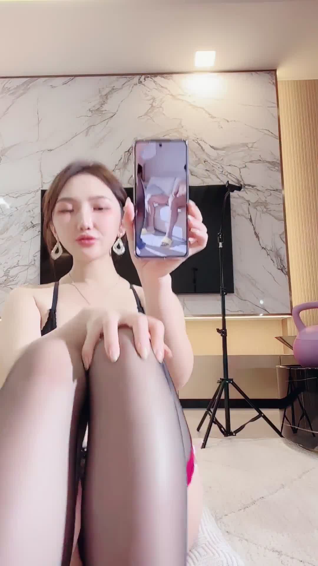 #莪们 顶级绿播双女神同框，无论颜值和身材都秒杀正规平台网红女主播，双倍快乐各显风骚性感诱惑到爆，大奶子和蜜桃美臀各种飞起，完美尤物，秒硬秒射