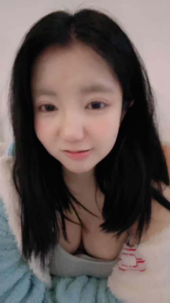 #你的鱼宝 奶子很漂亮，少妇感十足 甜美可爱型，家中无人偷偷自慰，毛茸茸的粉穴被玩得惨不忍睹