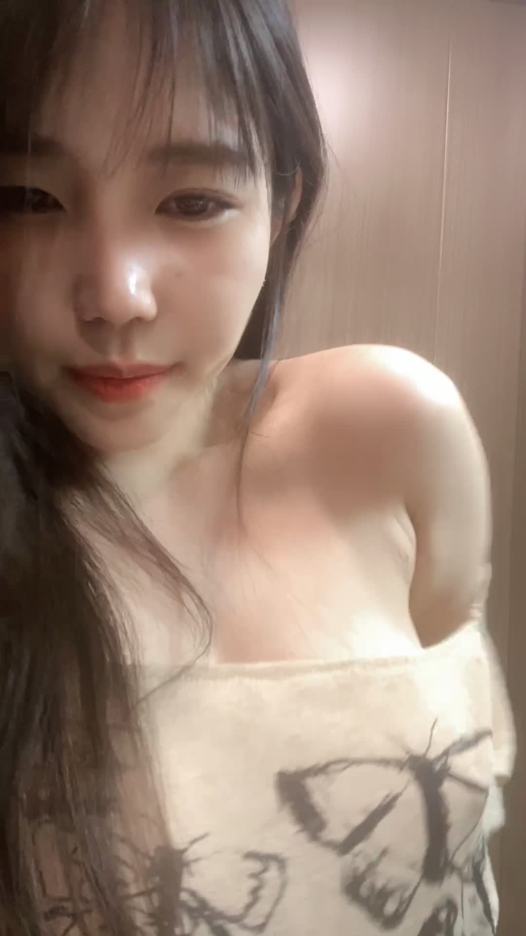 貌美御姐外表下的极品微胖酮体，疯狂腰臀小穴怼脸磨茎，蹭到高潮喷水真是极品敏感体质