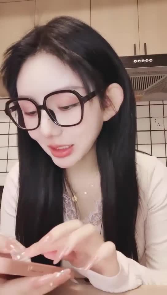 #小野猫 最近很出名 这么美也下海了 顶级美乳 裸坐灶台道具自慰 真的是十个眼镜九个骚，奶子还不小